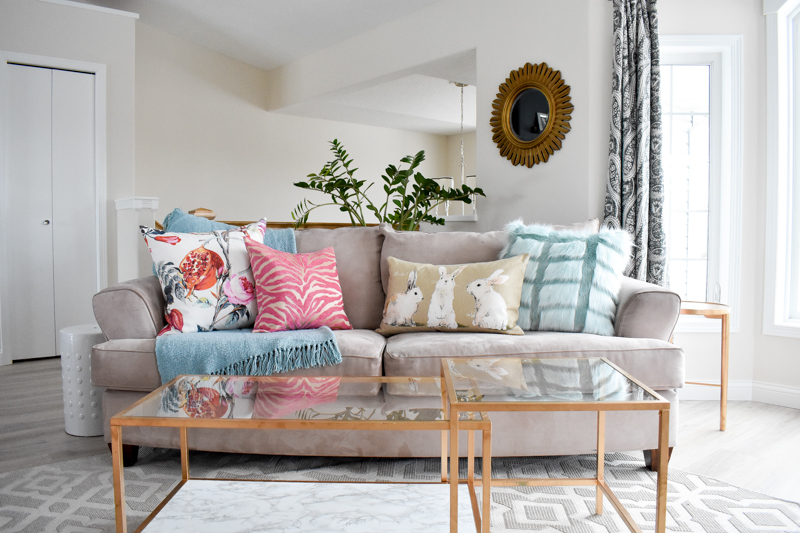 4 easy steps to a spring and Easter living room sofa.