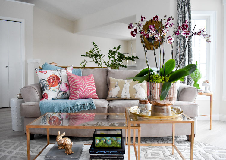 4 easy steps to a spring and Easter living room sofa.